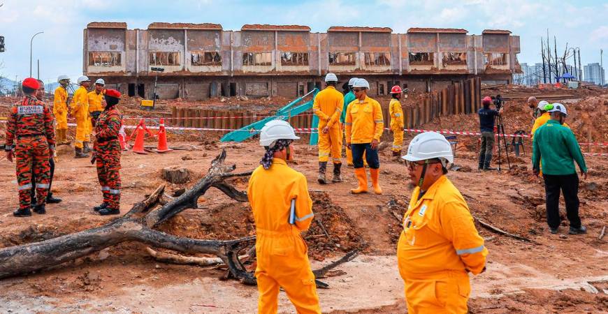 The situation following the gas pipeline fire, during the media visit to the incident site on Jalan Putra Harmoni, Putra Heights. Photo by BERNAMA