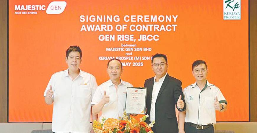From left: Majestic Gen Sdn Bhd executive director Ta Wee Dher, Hoo, Tee and Kerjaya Prospek (M) Sdn Bhd senior contract manager Chia Sow Teck.