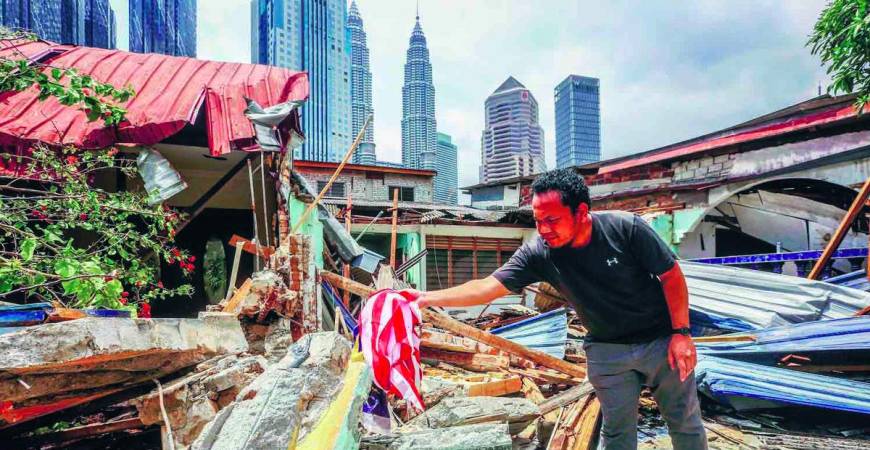 Muzzafar said the use of heavy machinery and hundreds of personnel made the situation feel like a state of emergency. – Adam Amir Hamzah/theSun