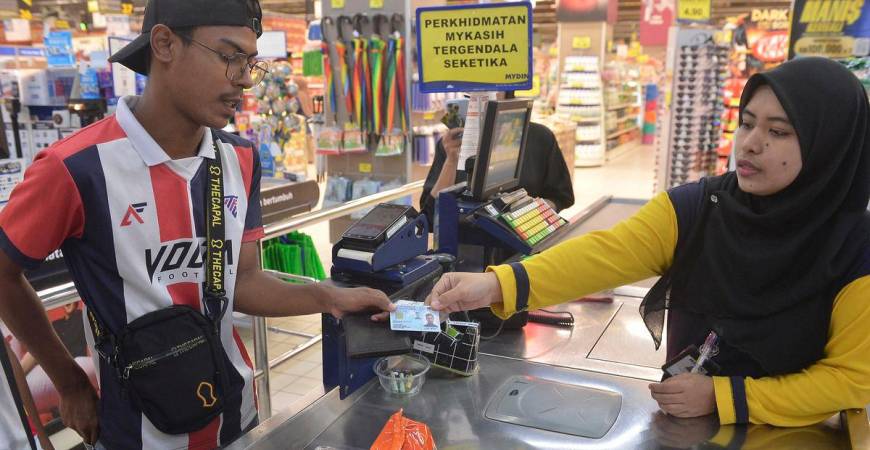 Prime Minister Datuk Seri Anwar Ibrahim yesterday announced that from 31 August to 31 December 2025, all Malaysians aged 18 and above will receive a one-off RM100 credited to their MyKad for the purchase of essential goods at 4,000 stores. MASRY CHE ANI/THESUN