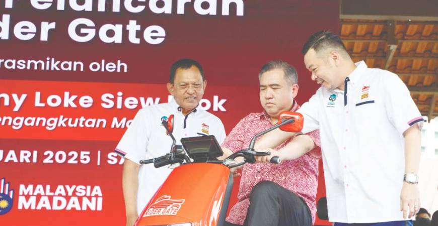 Loke (centre) launching the innovation at the Rider Gate 2025 event in Kuala Lumpur.