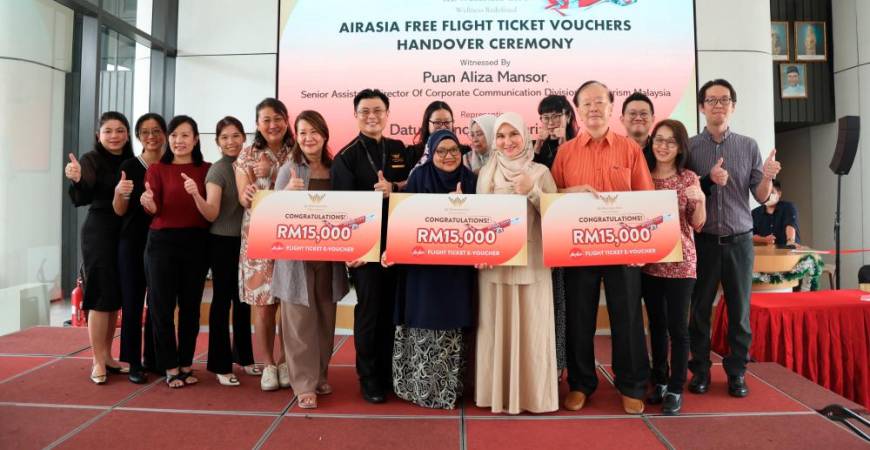 Buyers with their AirAsia vouchers. – PICS BY KLWC