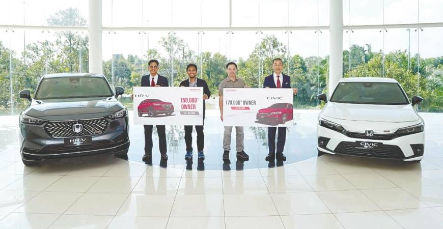 Honda Malaysia management celebrates the delivery of the 170,000th Civic and 150,000th HR-V with their proud owners.