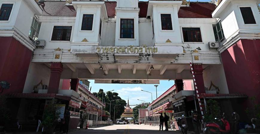 Anggota Polis Thailand berjaga di Pusat Pemeriksaan Sempadan Antarabangsa Ban Khlong Luek yang ditutup antara Thailand dan Kemboja, di daerah Aranyaprathet, wilayah Sa Kaeo, Thailand pada 24 Jun 2025. - AFPPIX