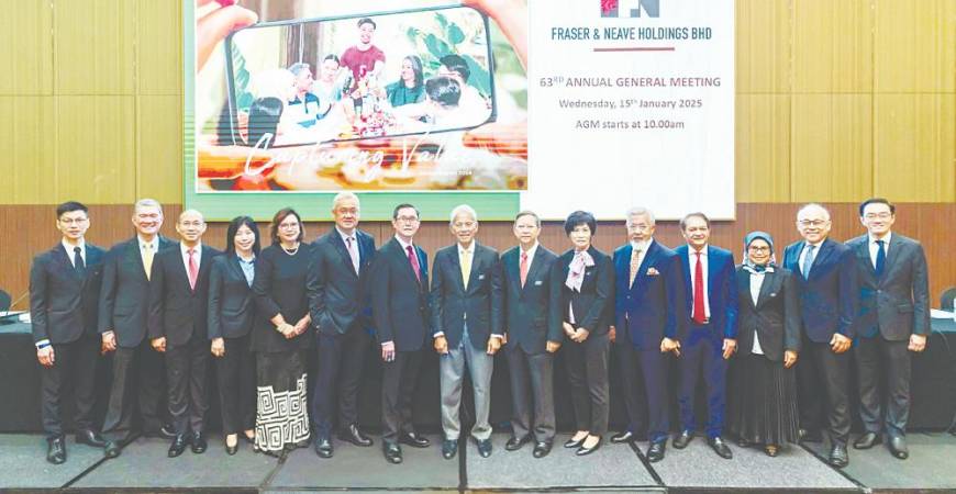 F&amp;NHB chairman Tengku Syed Badarudin Jamalullail (eight from left), and Lim (seventh from left), with board of directors at the 63rd AGM at Sime Darby Convention Centre.