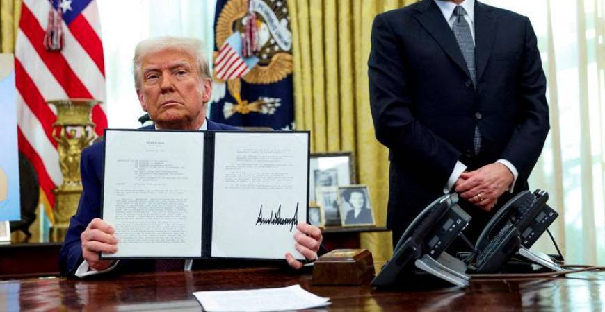 U.S. President Donald Trump holds an executive order about tariffs increase, flanked by U.S. Commerce Secretary Howard Lutnick, in the Oval Office of the White House in Washington, D.C., U.S., February 13, 2025. - REUTERSPIX