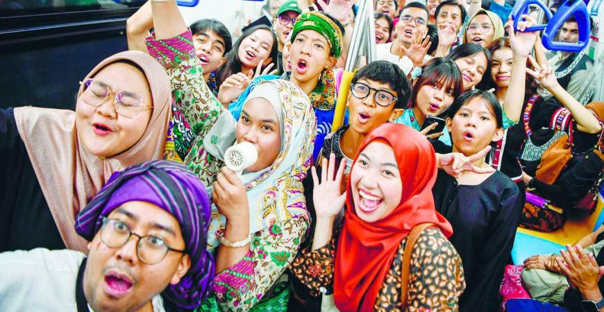 Mohd Hafiz said Keretapi Sarong has captured the imagination of Malaysians from all walks of life, attracting loyal fans and first-timers alike. – BERNAMApix