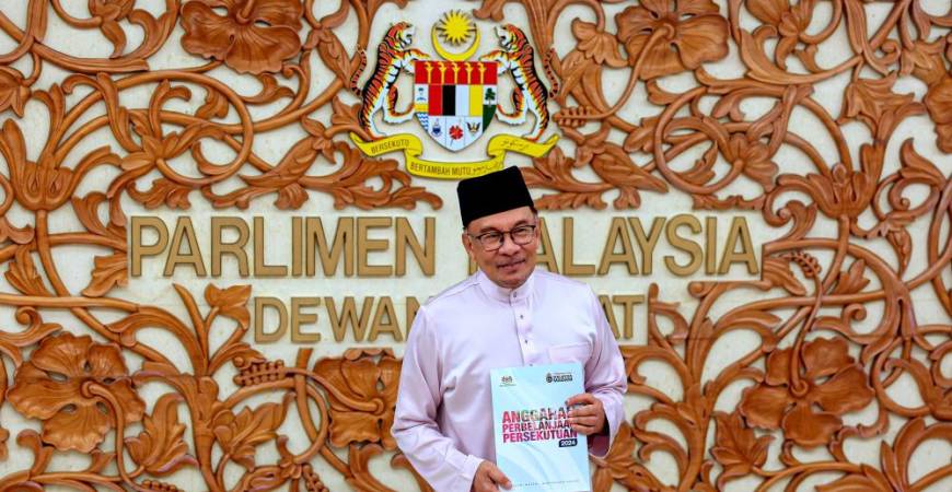 KUALA LUMPUR, Oct 13 -- Prime Minister Datuk Seri Anwar Ibrahim, who is also the Minister of Finance, showed the 2024 Federal Expenditure Estimates book which he read when presenting the Malaysia MADANI 2024 Budget at the Parliament. BERNAMAPIX