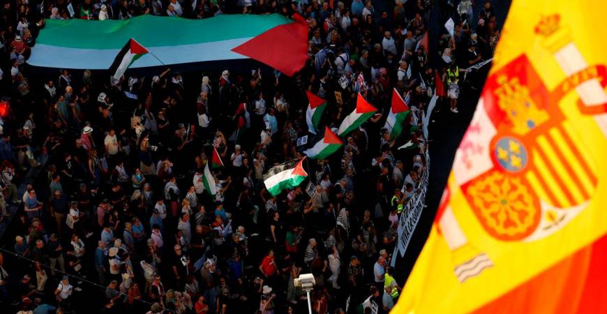 A Spanish flag flutters as protesters display Palestinian flags during a demonstration in support of Palestinians and to condemn Israeli forces’ interception of the Global Sumud Flotilla vessels, which were aiming to reach Gaza and break Israel’s naval blockade, at Cibeles square in Madrid, Spain, October 4, 2025. REUTERS/Susana Vera TPX IMAGES OF THE DAY