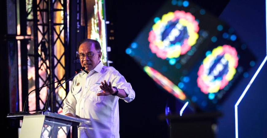 Perdana Menteri, Datuk Seri Anwar Ibrahim semasa menyampaikan ucapan pada sambutan Hari Pendidikan dan Latihan Teknikal dan Vokasional (TVET) Negara 2025 di Pusat Dagangan Antarabangsa Melaka (MITC), Ayer Keroh hari ini. fotoBERNAMA
