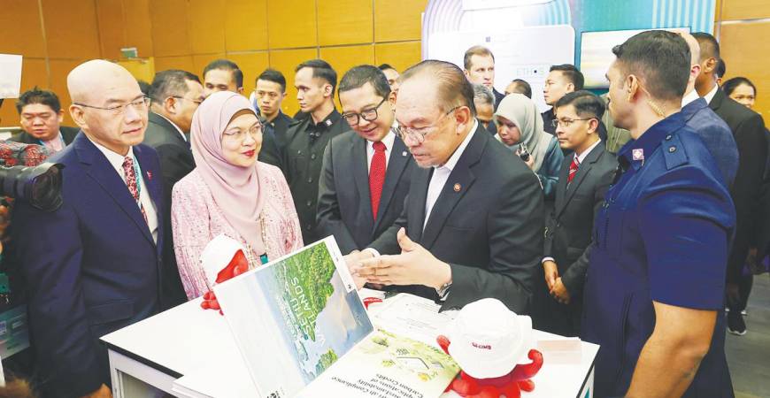 Anwar visiting a booth in conjunction with the Global Islamic Finance Forum 2025 in Sasana Kijang yesterday. – Bernamapic