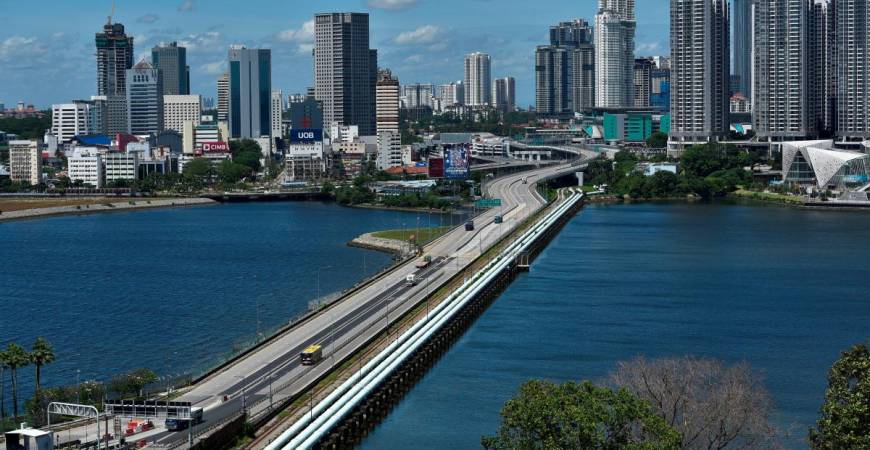 FILE PHOTO: A bus plies the causeway between Singapore and Malaysia, Singapore November 29, 2021. REUTERS/Caroline Chia/File Photo