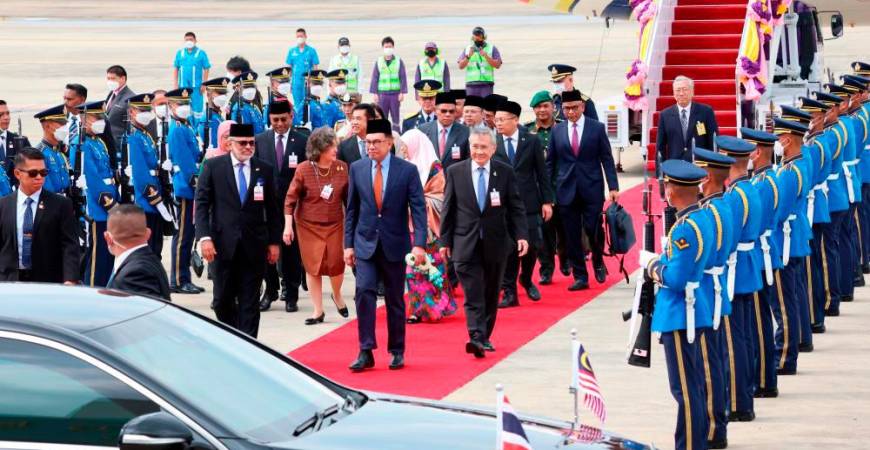 BANGKOK, Feb 9 — Prime Minister Datuk Seri Anwar Ibrahim and his wife Datuk Seri Dr Wan Azizah Wan Ismail arrived at Military Air Terminal 2 on a two-day official visit to Thailand starting today. BERNAMAPIX