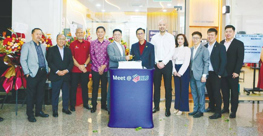HLB commercial Banking head Ivan Liew (5th from left) and KTPC Group CEO Datuk Mohd Sahil Zabidi (6th from right) officiating the launch of the Meet @ HLB community branch at Kulim Hi-Tech Park.