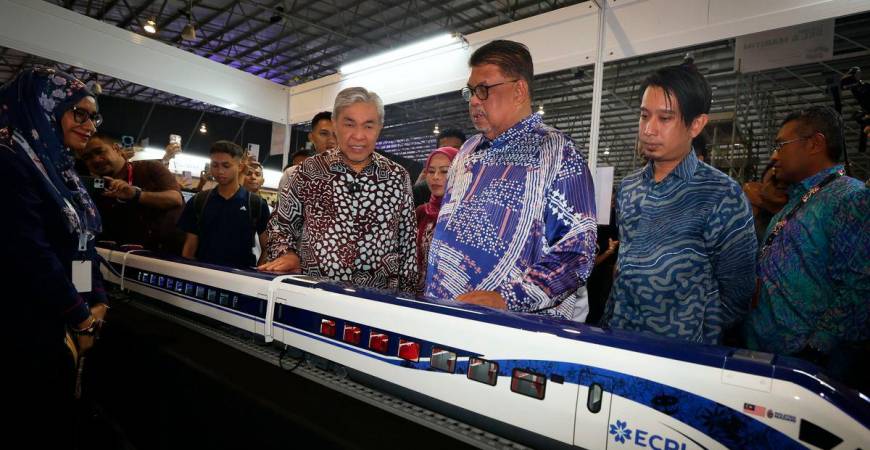 Timbalan Perdana Menteri merangkap Menteri Kemajuan Desa dan Wilayah serta Pengerusi Majlis TVET Negara Datuk Seri Dr Ahmad Zahid Hamidi (empat, kanan) melihat bahan pameran semasa mengadakan lawatan ke reruai sempena sambutan Hari Pendidikan dan Latihan Teknikal dan Vokasional (TVET) Negara 2025 di Pusat Dagangan Antarabangsa Melaka (MITC), Ayer Keroh hari ini.