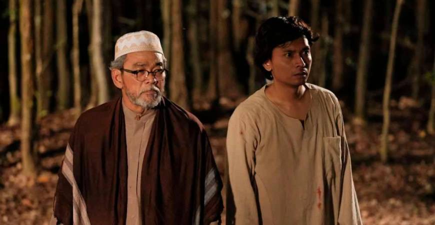 Hafidzuddin as Tok Imam (left) brings a touch of seriousness to the situation while Alif’s portrayal of Hafiz adds charm even if both of the characters feels underdeveloped.