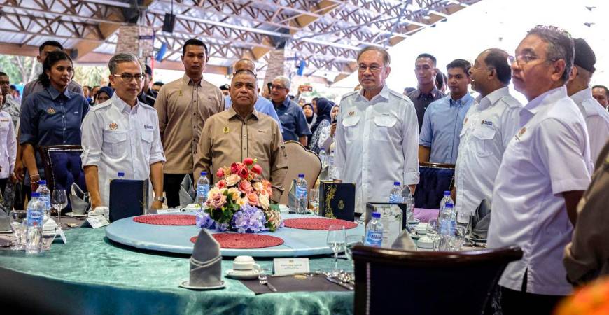 Perdana Menteri Datuk Seri Anwar Ibrahim ketika hadir pada Kenduri Rakyat bersama warga Tentera Laut Diraja Malaysia (TLDM) di Pangkalan TLDM Lumut hari ini. Turut hadir Menteri Besar Perak, Datuk Seri Saarani Mohamad dan Menteri Komunikasi Datuk Fahmi Fadzil. fotoBERNAMA