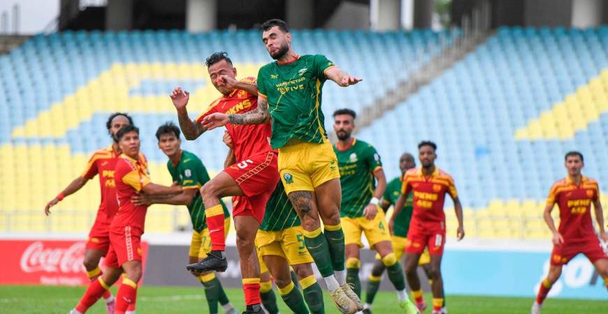 Pemain Selangor FC dan Imigresen FC, merebut bola dalam perlawanan Liga Super di Stadium Negeri Pulau Pinang di sini hari ini. Selangor FC mengalahkan Imigresen FC 3-1. -fotoBERNAMA
