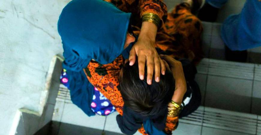 Jabatan Imigresen Kuala Lumpur menahan 79 warga asing dari Pakistan, India dan Indonesia serta seorang lelaki tempatan kerana disyaki terbabit dalam sindiket mengemis sekitar ibu negara dalam serbuan di Jalan Sultan Azlan Shah, Kuala Lumpur malam tadi. - fotoBERNAMA