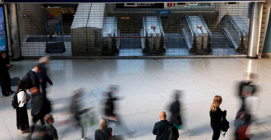 Penumpang berhenti seketika dan berjalan melepasi pintu masuk London Underground yang ditutup ketika waktu puncak pagi, susulan mogok kereta api Tube London yang berterusan, di Stesen Waterloo, London, Britain, 8 September 2025. REUTERS/Toby Melville TPX IMAGES OF THE DAY