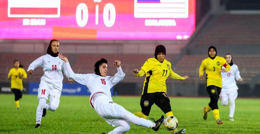 Pemain Malaysia Dian Aqilah Imran diasak pemain Iran Samaneh Ghamani pada perlawanan kumpulan F Kelayakan Piala Asia Wanita Bawah 20 di Stadium Bola Sepak Kuala Lumpur, semalam - BERNAMA