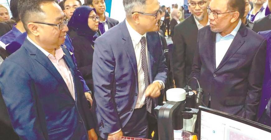 Anwar (right) and Chang (far left) visiting the booths at the National Bioeconomy Showcase 2024. – AMIRUL SYAFIQ/THESUN