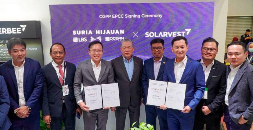 Deputy Prime Minister Datuk Seri Fadillah Yusof witnessed the EPCC contract signing ceremony between Suria Hijauan Sdn Bhd and Solarvest Holdings Bhd. Datuk Wira Joey Lim Hock Guan represented Suria Hijauan while Davis Chong Chun Shiong represented Solarvest.