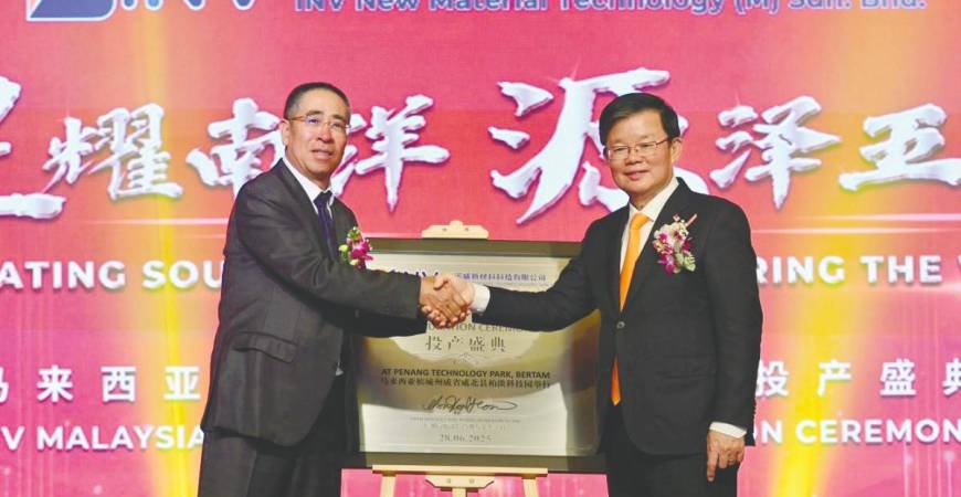 Chow (right) and Shenzhen Senior Technology Material Co Ltd chairman Chen Xiufeng at the launch of INV New Material Technology’s facility at Penang Technology Park @ Bertam on Friday. – Bernamapic