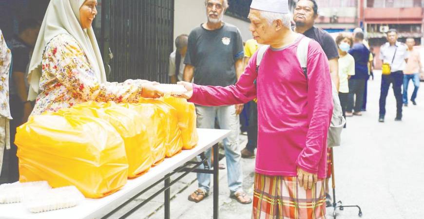 Noralina at a station during one of the food distribution drives. – Adam Amir Hamzah/theSun