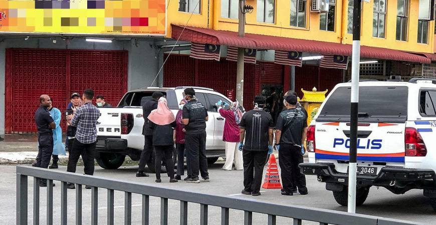 Seorang lelaki ditemukan mati di dalam sebuah kereta dipercayai akibat ditembak dalam kejadian berhadapan sebuah kedai motosikal di Meru, Klang dekat sini pada Jun 20 2025.- fotoBERNAMA