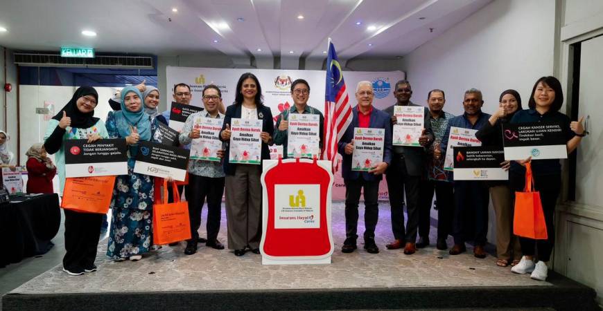 Pengarah Jabatan LINK dan Pejabat Wilayah, Bank Negara Malaysia, Thomas Tan Koon Peng (tengah) pada gimik Pelancaran Kempen Derma Darah dan Kempen Kesedaran Kesihatan di Medan MARA - fotoBERNAMA