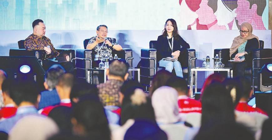 Zurkarnain (second from left) and Sim (second from right) during a panel discussion at ‘The Future of Connectivity: Advancing Digital Inclusion Through Transformative Technologies’ forum in Cyberview Resort on Saturday. – Bernamapic
