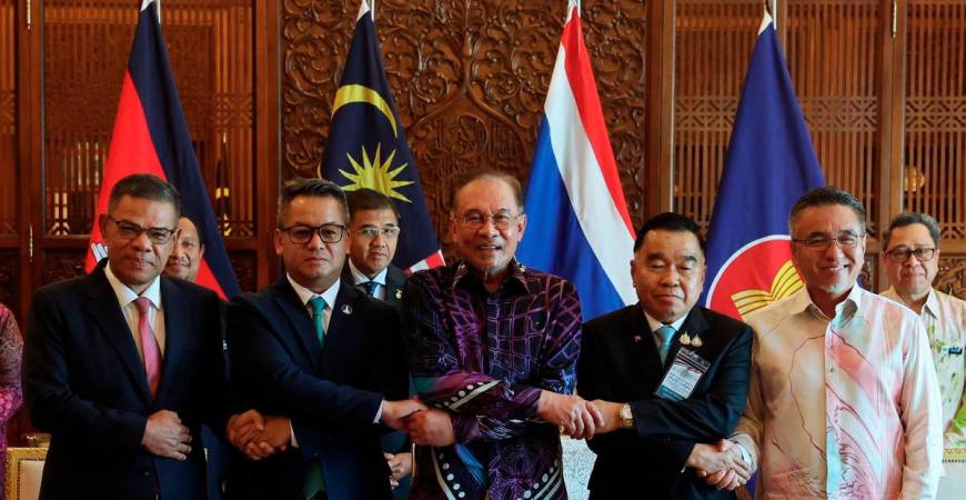 Prime Minister Datuk Seri Anwar Ibrahim (centre) poses for a photo with Deputy Prime Minister and Minister of National Defence General Tea Seiha (second, left), and ThailandÕs Acting Minister of Defence General Natthaphon Narkphanit (second, right) at the Perdana Putra Building on August 7, 2025. Also present were Home Minister Datuk Seri Saifuddin Nasution Ismail (left) and Deputy Defence Minister Adly Zahari (right). - BERNAMA