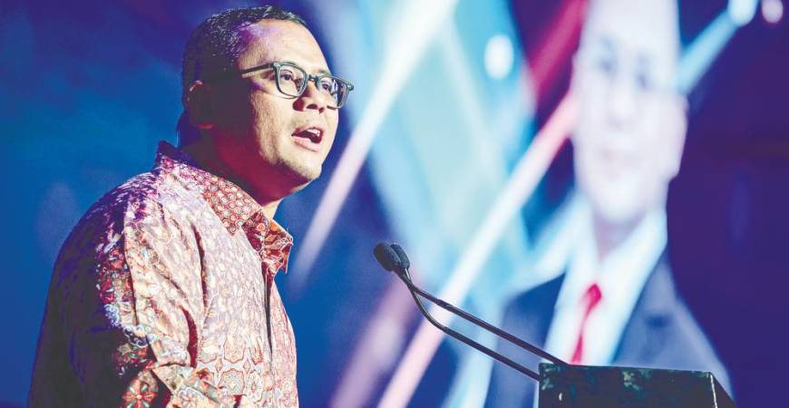 Amirudin delivering his keynote speech at the Selangor International Business Summit 2024 Appreciation Dinner. – Bernamapic