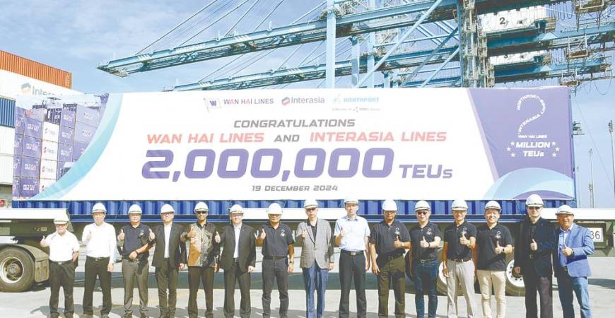 Senior management and representatives of Wan Hai Lines, Interasia Lines and Port Klang Authority celebrating the two-million-TEU milestone at Northport.