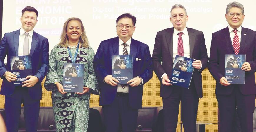From left: World Bank senior public sector specialist, institutions, Dr Marco Larizza, country manager for Malaysia Judith Green, Digital Ministry secretary-general Fabian Bigar, Mustafaoglu and Bank Negara Malaysia deputy governor Datuk Marzunisham Omar presenting the latest World Bank Malaysia Economic Monitor Report. – Bernamapic