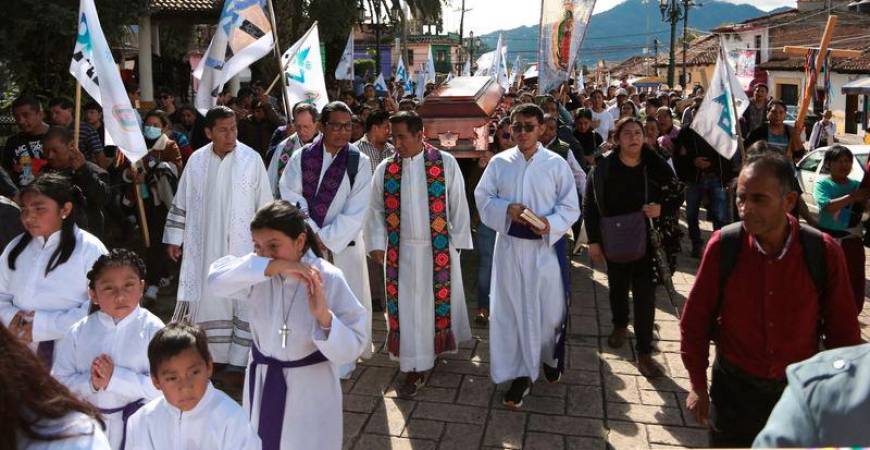 People carry the coffin with the body of priest Marcelo Perez, through the streets in San Cristobal de las Casas - REUTERSpix