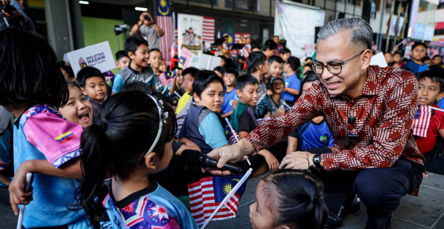 Minister of Communications, Datuk Fahmi Fadzil, interacting with students during an informal chat session at the Pentarama Homecoming Programme at Sekolah Kebangsaan Bangsar today. – BERNAMA