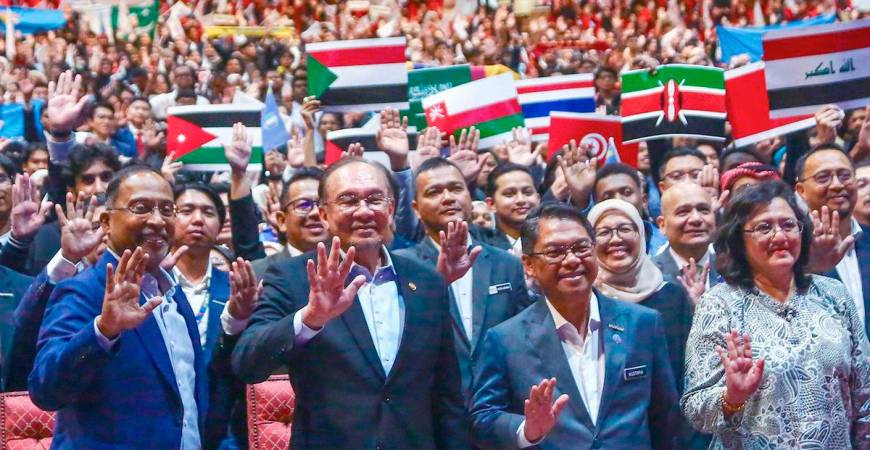 Higher Education Minister Datuk Seri Zambry Abdul Kadir (left) standing beside Anwar as they attended the “In Conversation with Prime Minister’ programme in conjunction with the summit at WTC. – ADAM AMIR HAMZAH/THESUN
