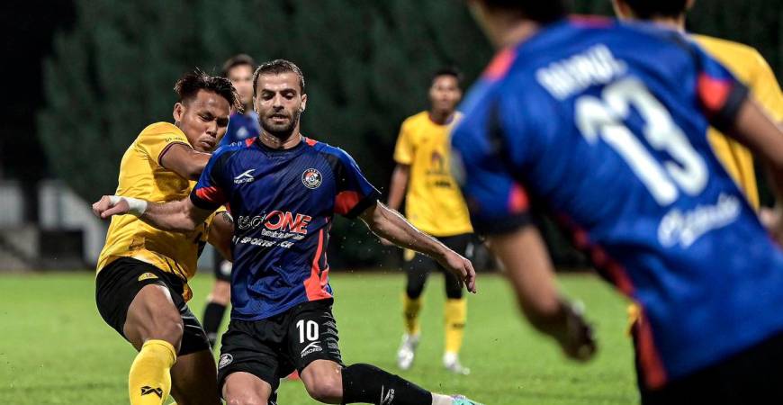 Pemain PDRM FC Nawaf Abdel dikasari pemain Negeri Sembilan FC Wai Lin Aung (kiri) dalam saingan Piala FA di Stadium Majlis Perbandaran Selayang malam ini. Keputusan akhir perlawanan PDRM FC menang dengan 1-0, namun Negeri Sembilan FC mara dengan agregat 1-5 -fotoBERNAMA