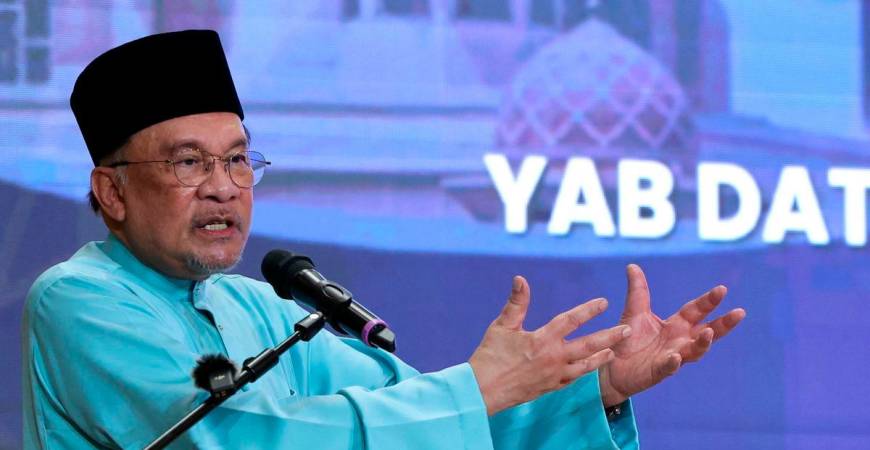 Perdana Menteri Datuk Seri Anwar Ibrahim berucap pada Program Malaysia Bermunajat 2025 di Masjid Putra semalam-BERNAMA