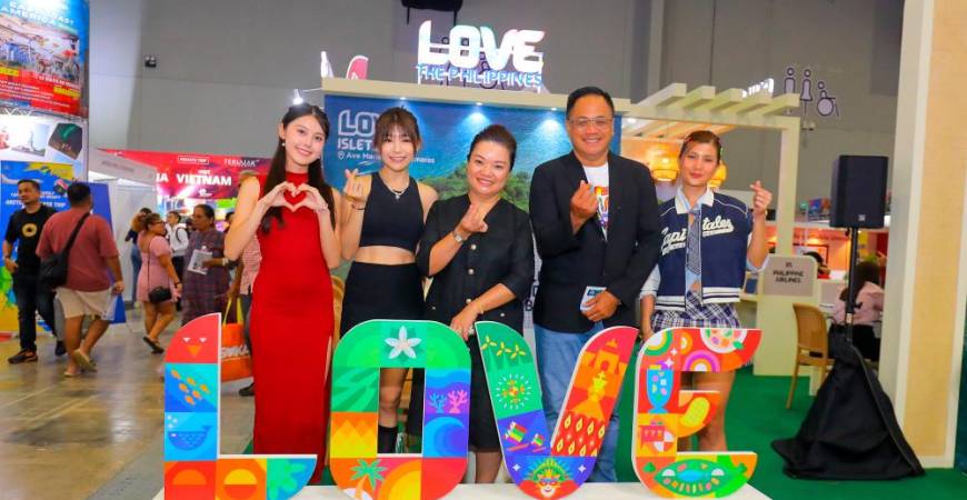 (From left) Heon, Wong, Ong, Boracay Adventures Travel N Tours managing director Peter Tay and Tsen at the Philippines booth during Matta Fair KL. – ALL PICS BY ADIB RAWI YAHYA/THESUN