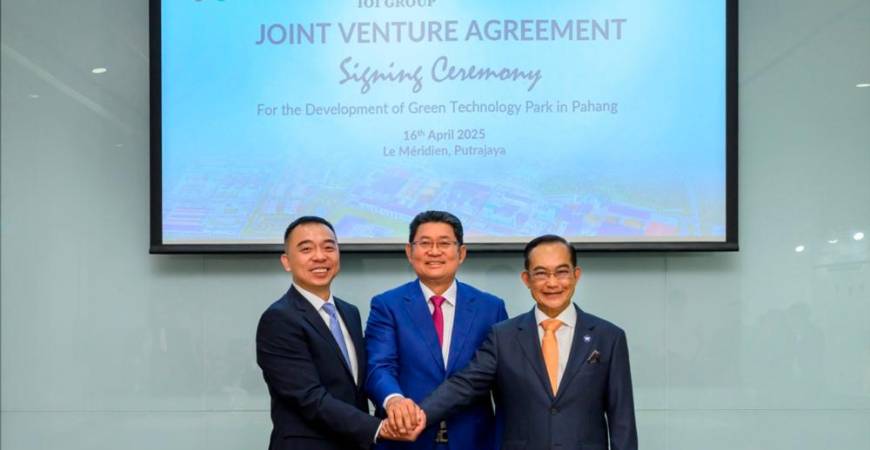 From left: Zhang, Lim and IOI Corporation group managing director and chief executive Datuk Lee Yeow Chor at the joint venture agreement signing ceremony.