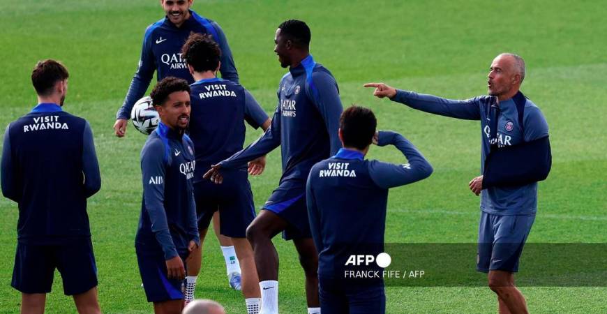 Paris Saint-Germain's Spanish head coach Luis Enrique (R) gestures during a training session in Poissy, west of Paris, on September 13, 2025, on the eve of the L1 football match against Lens. - AFP
