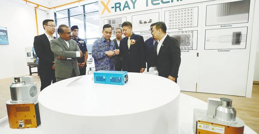 Johor Menteri Besar Datuk Onn Hafiz Ghazi being briefed by Unicomp Technology president Dr Liu Jun (second from right) after the official launch of the smart industrial X-ray inspection specialist plant. On the right is Loh. – Bernamapic