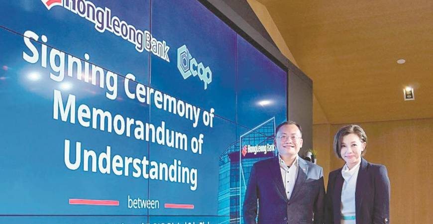 Woon (left) and Ng at the MoU signing ceremony.