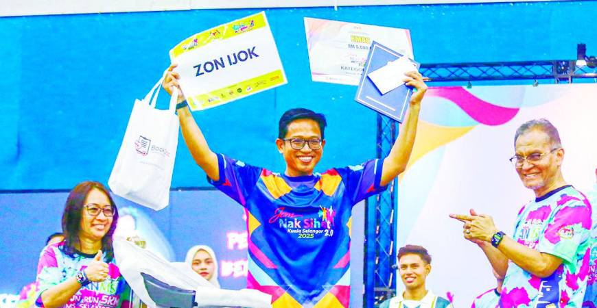 Dzulkefly striking a pose with Jom Nak Sihat Selangor Men’s Category winner Abdul Rahman Shuib at the closing ceremony. – Adam Amir Hamzah/theSun