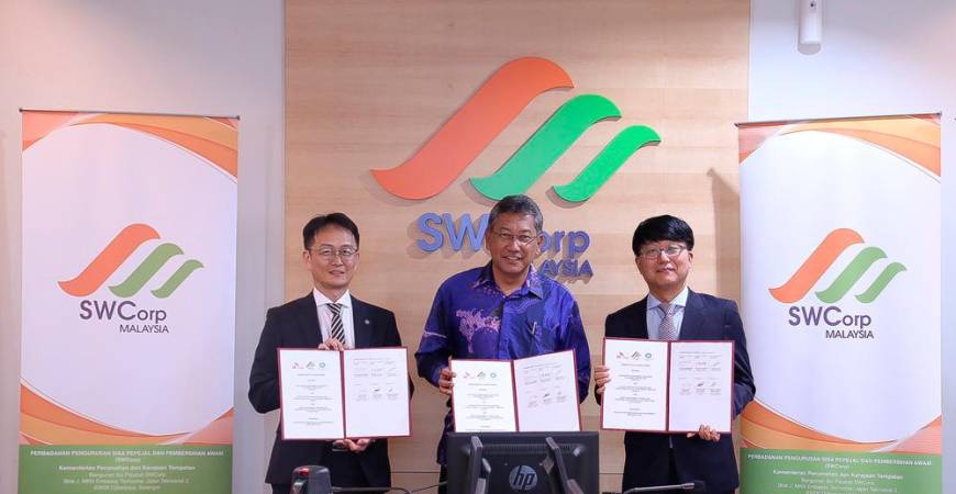 From left: K-Eco managing director An Sung Jung, SWCorp CEO Khalid Mohamed and Kim sealing the MoU.