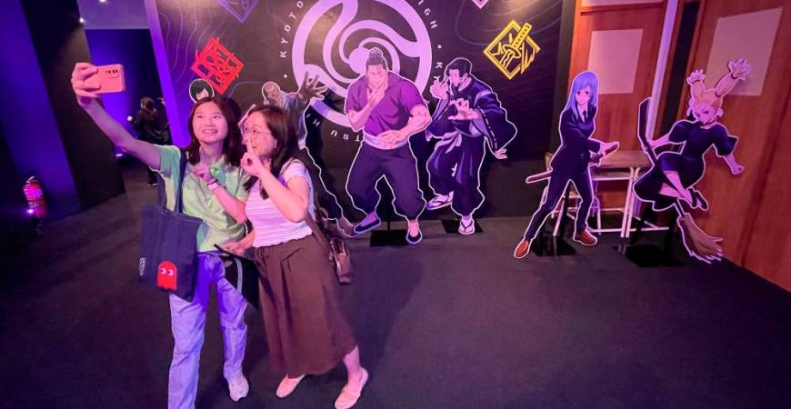 Fans of Jujutsu Kaisen can enjoy Japanese fusion food, a photo zone and a limited-edition merchandise. – PICS BY ADIB RAWI YAHYA/THE SUN
