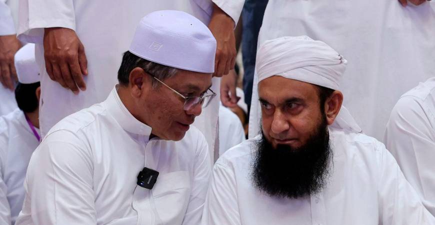 Menteri di Jabatan Perdana Menteri (Hal Ehwal Agama) Datuk Dr Mohd Na’im Mokhtar (kiri) beramah mesra bersama Pendakwah Bebas dari Pakistan Maulana Tariq Jamil pada Program Malaysia Bermunajat 2025 di Masjid Putra semalam- BERNAMA